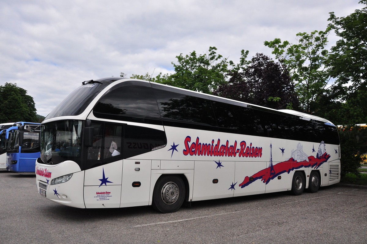 Neoplan Cityliner von Schmidatal Reisen aus Nieder�sterreich im Mai 2015 in Krems gesehen.