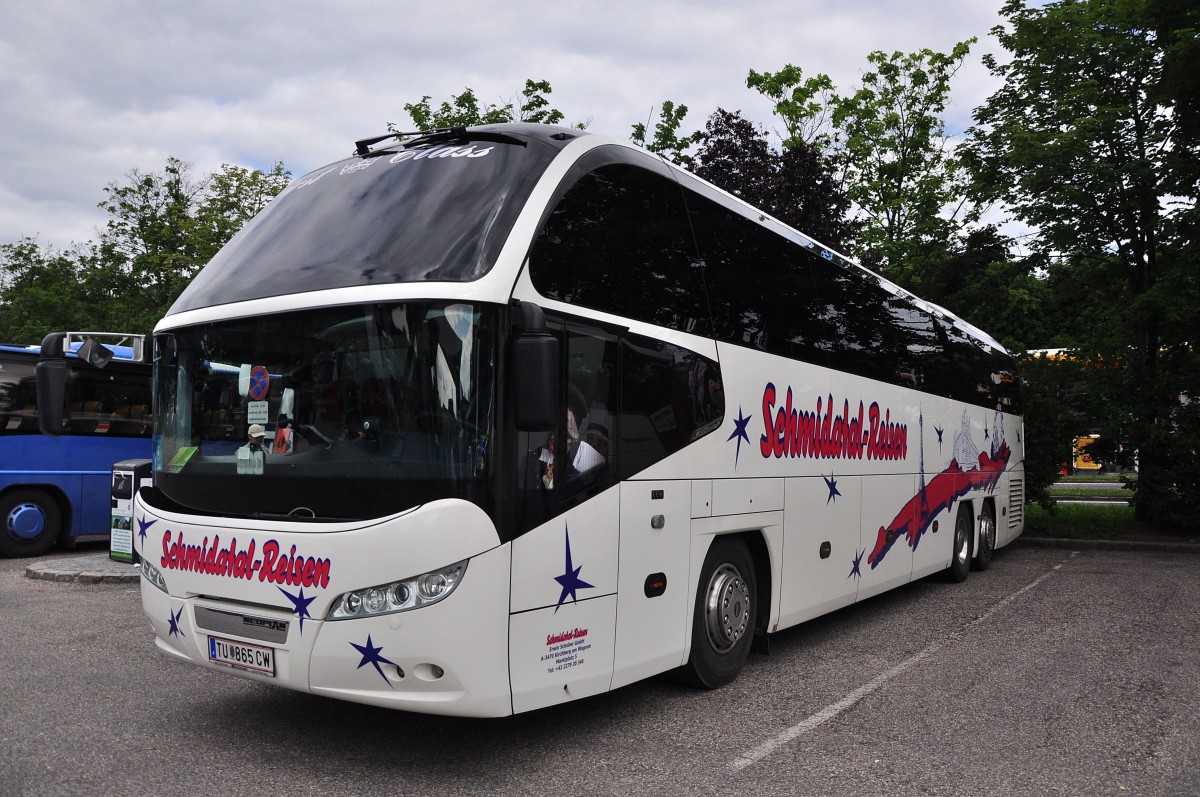 Neoplan Cityliner von Schmidatal Reisen aus Nieder�sterreich im Mai 2015 in Krems gesehen.
