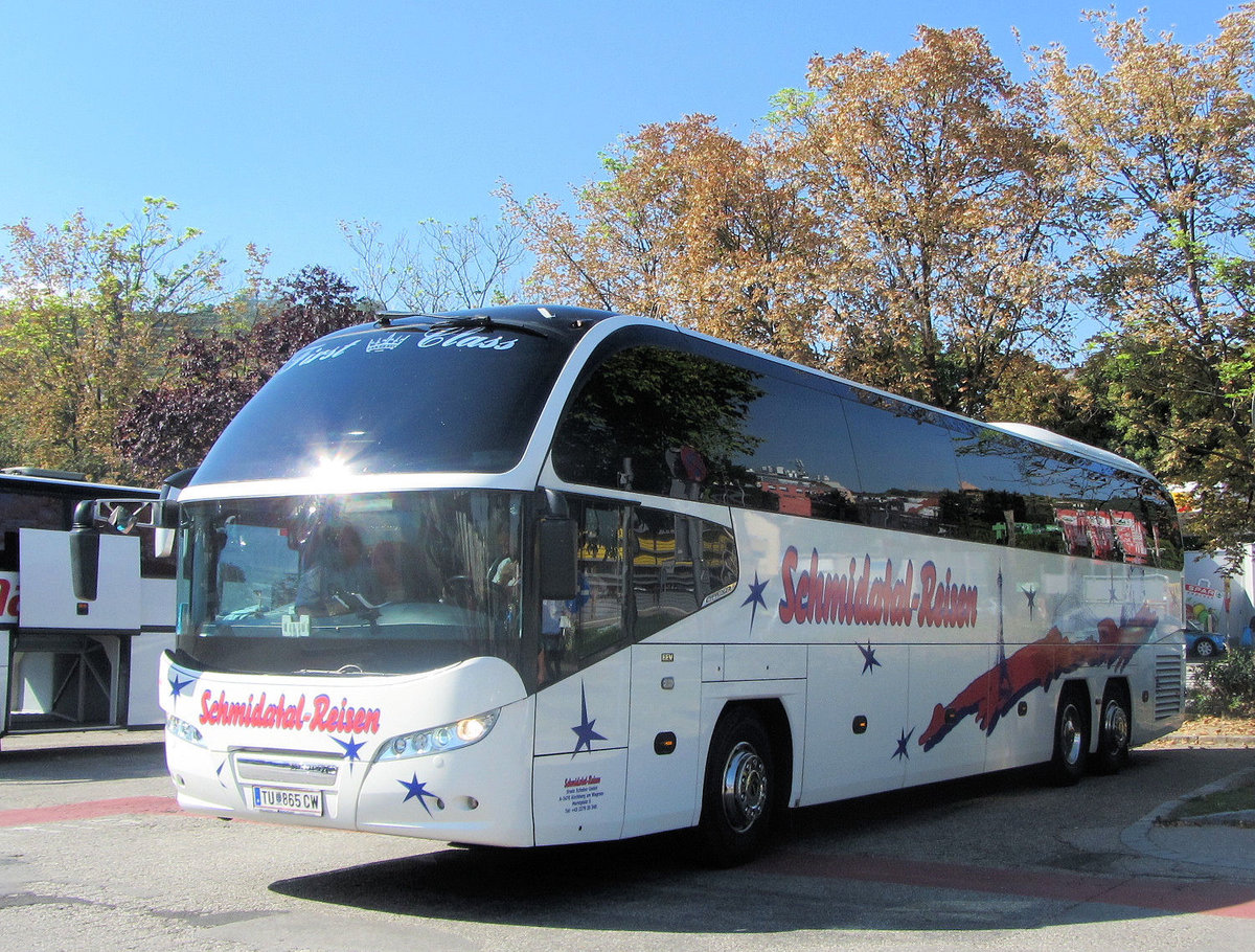 Neoplan Cityliner von Schmidatal Reisen aus �sterreich in Krems gesehen.