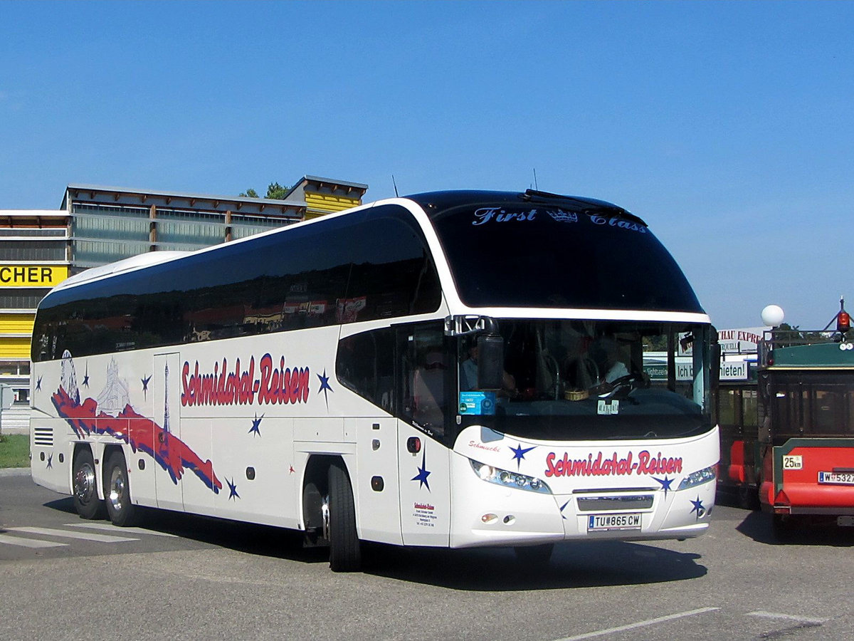 Neoplan Cityliner von Schmidatal Reisen aus �sterreich in Krems gesehen.