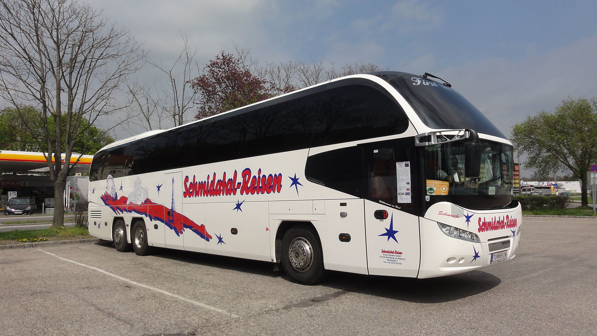 Neoplan Cityliner von Schmidatal Reisen aus �sterreich in Krems.