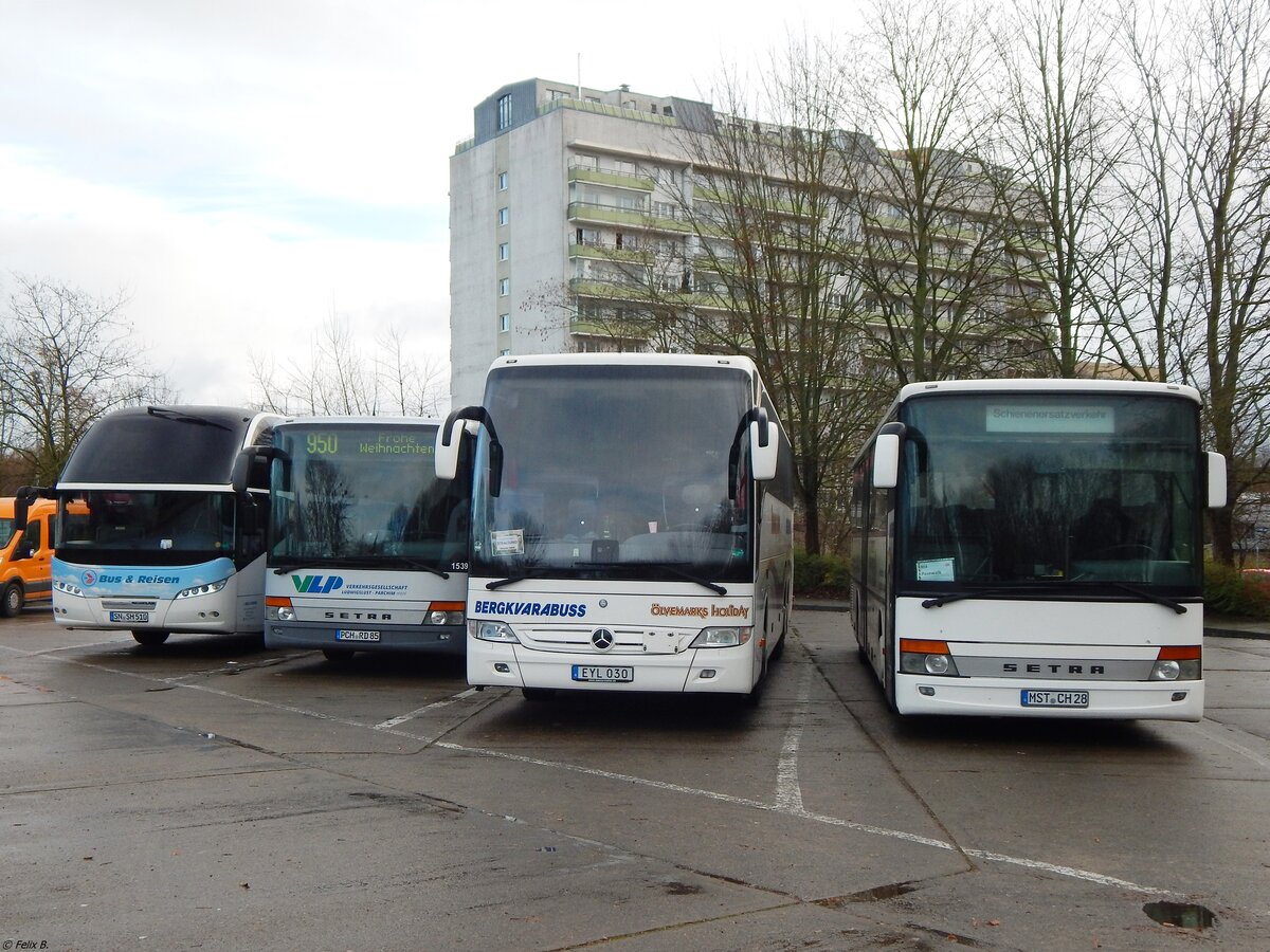 Neoplan Cityliner von SH Bus & Reisen GmbH Schwerin und Setra 315 UL der Verkehrsgesellschaft Ludwigslust-Parchim mbH und Mercedes Tourismo von Bergkvarabuss und Setra 315 UL von Becker-Strelitz Reisen aus Deutschland und Schweden in Neubrandenburg.