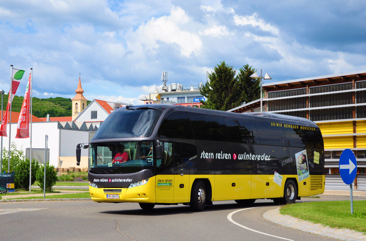 Neoplan Cityliner von Stern Reisen WINTEREDER aus �sterreich in Krems unterwegs.