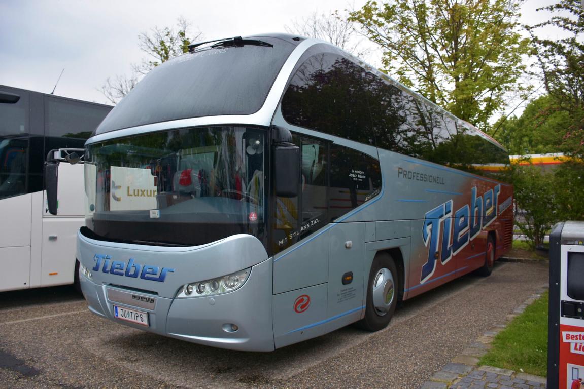 Neoplan Cityliner von TIEBER Reisen aus der Steiermark/�sterreich in Krems.