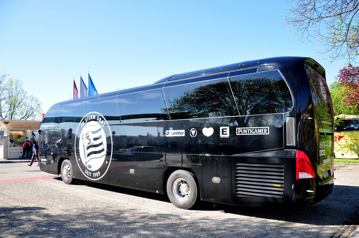Neoplan Cityliner von Weiss Reisen aus Graz/�sterreich,Mannschaftsbus des SK Sturm Graz.