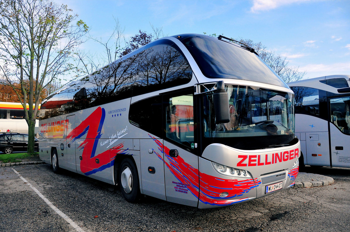 Neoplan Cityliner von Zellinger Reisen aus �sterreich in Krems gesehen.