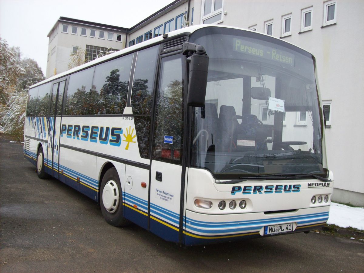 Neoplan Euroliner N 3316 � von Perseus-Reisen aus Neumarkt-St. Veit. Der 2003 in Perseus' Fuhrpark gekommene Kombibus verf�gt �ber 51 Schlafsessel von VogelSitze (kippbare Sitzbank am Mitteleinstieg, zus�tzl. 2 Reiseleitersitze m�glich), erh�hte Podeste und eine LAWO-Matrix vorne, rechts (je gro�) und hinten (Liniennr.). Der Antrieb besteht aus einem MAN-Reihensechszylinder Typ D 2866 LUH mit 265 kW (360 PS) (nachtr�glich per Chiptuning gesteigert) und einem Sechsgang-ZF-Schaltgetriebe.
Anfang 2013 wurde der Bus im Alter von exakt 10 Jahren verkauft.
Am 27. 10. 2012 konnte ich ihn auf dem Abstellplatz in Waldkraiburg aufnehmen.