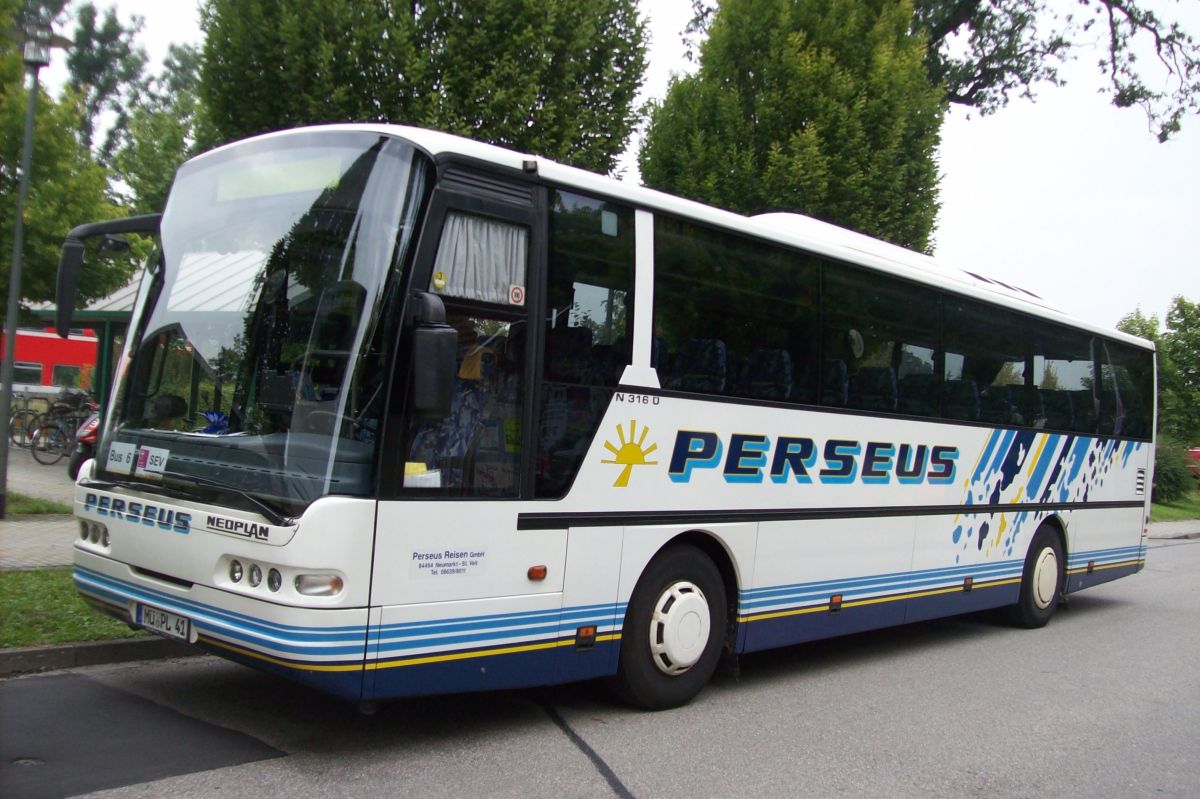 Neoplan Euroliner N 3316 � von Perseus-Reisen aus Neumarkt-St. Veit. Der 2003 in Perseus' Fuhrpark gekommene Kombibus verf�gt �ber 51 Schlafsessel von VogelSitze (kippbare Sitzbank am Mitteleinstieg, zus�tzl. 2 Reiseleitersitze m�glich), erh�hte Podeste und eine LAWO-Matrix vorne, rechts (je gro�) und hinten (Liniennr.). Der Antrieb besteht aus einem MAN-Reihensechszylinder Typ D 2866 LUH mit 265 kW (360 PS) (nachtr�glich per Chiptuning gesteigert) und einem Sechsgang-ZF-Schaltgetriebe.
Anfang 2013 wurde der Bus im Alter von exakt 10 Jahren verkauft.
Diese Aufnahme entstand am 3. 9. 2012 in Schwindegg am Bahnhof, als er gemeinsam mit einer ganzen Reihe weiterer Busse verschiedener Unternehmer auf einem Schienenersatzverkehr zwischen M�hldorf/Inn und Schwindegg (Bahnstrecke M�hldorf - M�nchen) zum Einsatz kam.