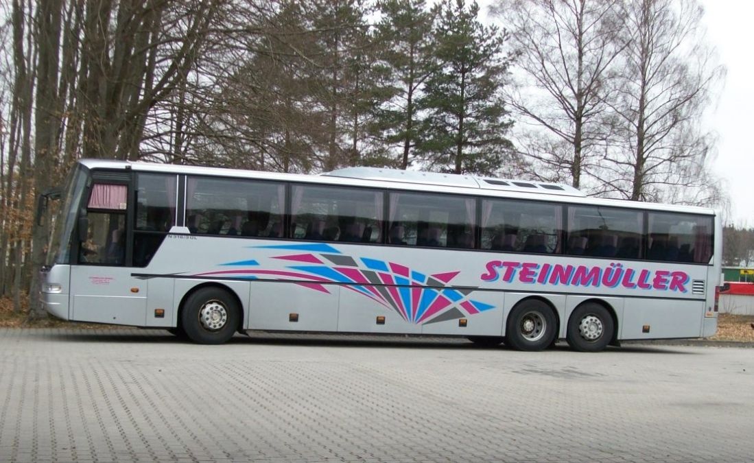 Neoplan Euroliner N 3316/3 ÜL von Steinmüller Reisen, Waldkraiburg (heute: Hofstetter Reisen, Bad Endorf). Das Fahrzeug hat 55+1 Sitzplätze und verfügt über eine komplette Reiseausstattung mit Schlafsesseln von VogelSitze, TV, Bordküche und Toilette. Erstmals zugelassen wurde er im Februar 2003, der Antrieb setzt sich aus einem MAN-Reihensechszylinder Typ D 2866 LUH mit 301 kW (410 PS) und dem pneumatischen Achtgang-Schaltgetriebe ZF 8 S-180 ( Doppel-H-Schaltung ) zusammen.
Der Vorbesitzer des Busses war Moser Tours aus Aich bei Bodenkirchen. 2014 wurde er an Huber Reisen aus Neudeck bei Babensham (Nähe Wasserburg) abgegeben.
Die Aufnahme entstand am 23. 3. 2013 auf dem Betriebsgelände von Steinmüller Reisen.