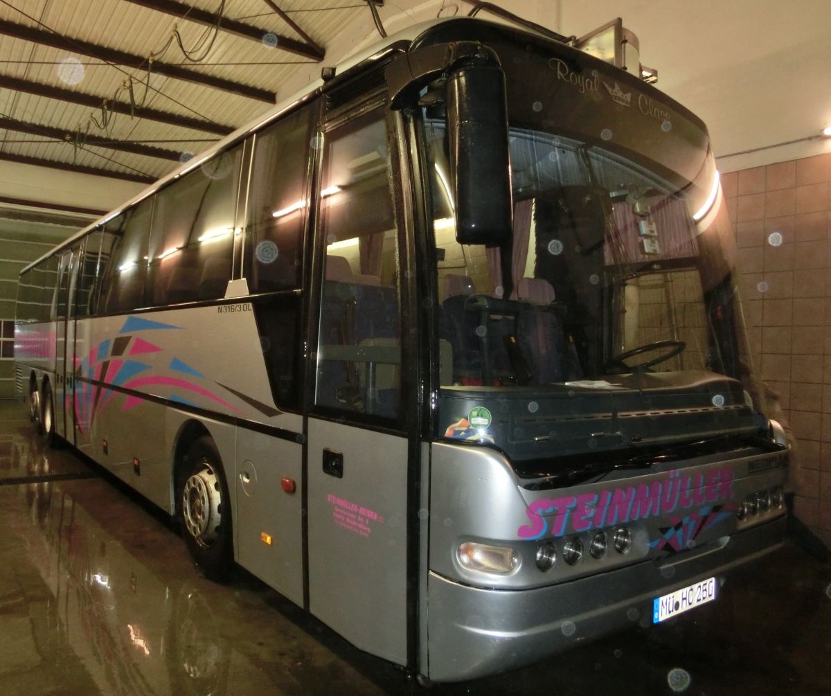 Neoplan Euroliner N 3316/3 ÜL von Steinmüller Reisen, Waldkraiburg (heute: Hofstetter Reisen, Bad Endorf). Das Fahrzeug hat 55+1 Sitzplätze und verfügt über eine komplette Reiseausstattung mit Schlafsesseln von VogelSitze, TV, Bordküche und Toilette. Erstmals zugelassen wurde er im Februar 2003, der Antrieb setzt sich aus einem MAN-Reihensechszylinder Typ D 2866 LUH mit 301 kW (410 PS) und dem pneumatischen Achtgang-Schaltgetriebe ZF 8 S-180 ( Doppel-H-Schaltung ) zusammen.
Der Vorbesitzer des Busses war Moser Tours aus Aich bei Bodenkirchen. 2014 wurde er an Huber Reisen aus Neudeck bei Babensham (Nähe Wasserburg) abgegeben.
Die Aufnahme entstand am 15. 12. 2013 auf dem Betriebsgelände von Steinmüller Reisen.