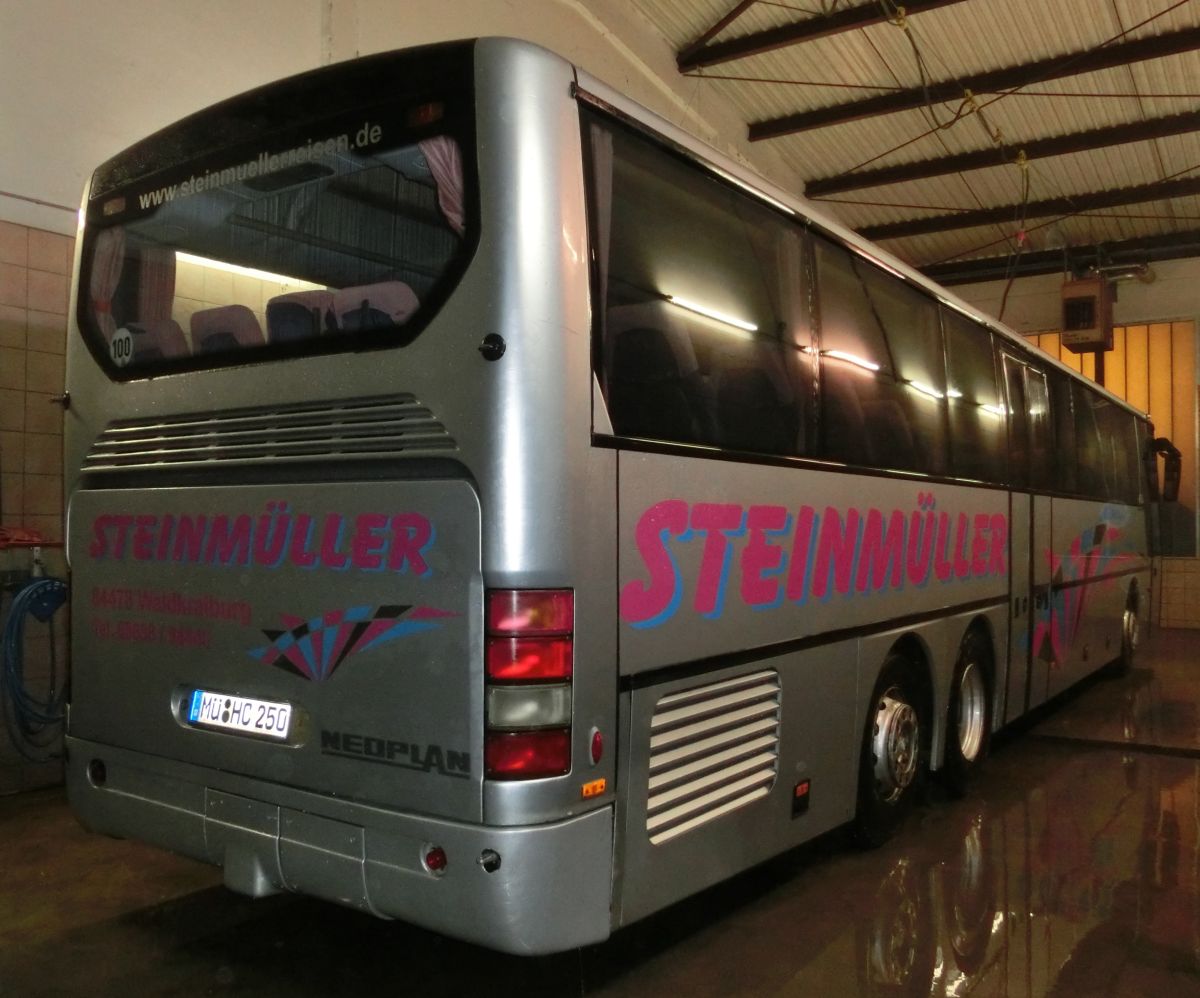 Neoplan Euroliner N 3316/3 ÜL von Steinmüller Reisen, Waldkraiburg (heute: Hofstetter Reisen, Bad Endorf). Das Fahrzeug hat 55+1 Sitzplätze und verfügt über eine komplette Reiseausstattung mit Schlafsesseln von VogelSitze, TV, Bordküche und Toilette. Erstmals zugelassen wurde er im Februar 2003, der Antrieb setzt sich aus einem MAN-Reihensechszylinder Typ D 2866 LUH mit 301 kW (410 PS) und dem pneumatischen Achtgang-Schaltgetriebe ZF 8 S-180 ( Doppel-H-Schaltung ) zusammen.
Der Vorbesitzer des Busses war Moser Tours aus Aich bei Bodenkirchen. 2014 wurde er an Huber Reisen aus Neudeck bei Babensham (Nähe Wasserburg) abgegeben.
Die Aufnahme entstand am 15. 12. 2013 auf dem Betriebsgelände von Steinmüller Reisen.