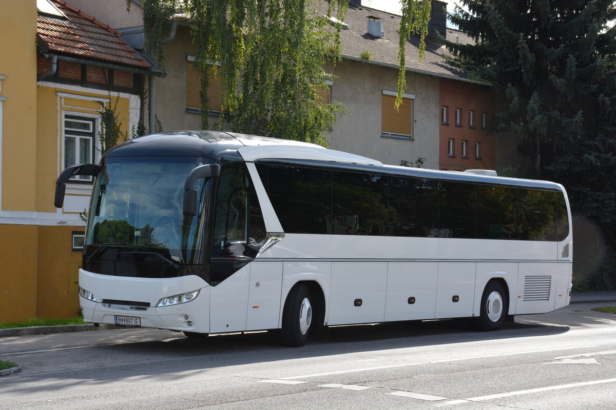 Neoplan Jetliner aus Nieder�sterreich in Krems unterwegs.