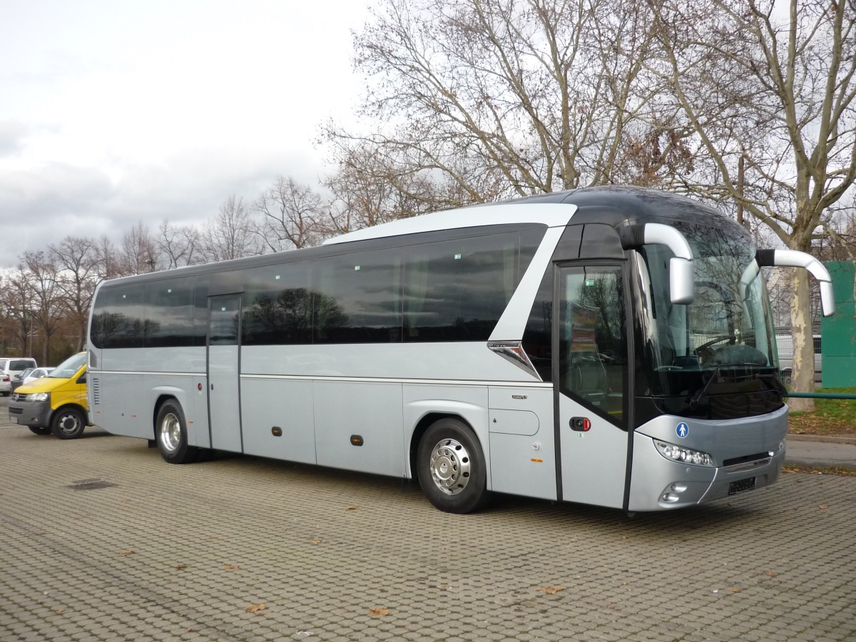 Neoplan- Jetliner Vorf�hrbus aus M�nchen am Parkplatz Schleyerhalle Stuttgart
am 05.12.2013