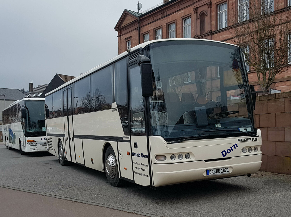 Neoplan N 316 O vom Busunternehmen HARALD DORN steht im Dezember 2022 in Miltenberg