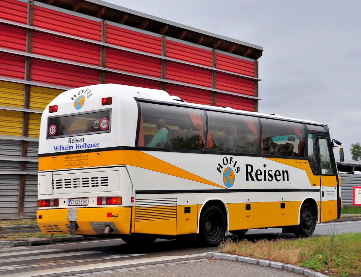 Neoplan N208 Jetliner von Wilhelm Hofbauer Reisen aus �sterreich am 17.Mai 2014 in Krems gesehen.