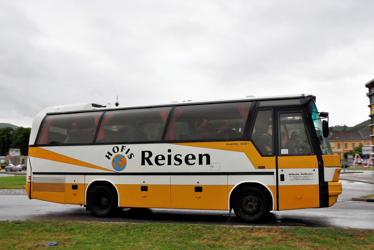 Neoplan N208 Jetliner von Wilhelm Hofbauer Reisen aus �sterreich am 17.Mai 2014 in Krems gesehen.