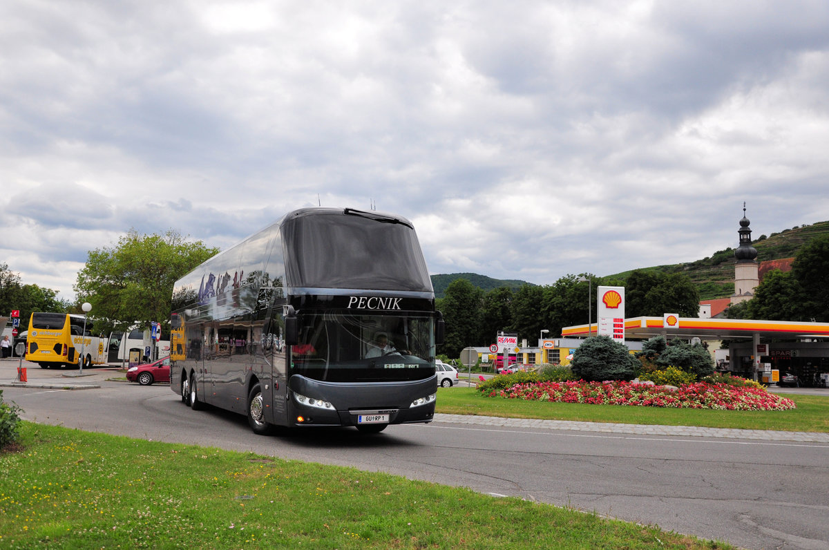 Neoplan Skyliner vom Autobusbetrieb Ludwig Pecnik aus �sterreich in Krems gesehen.