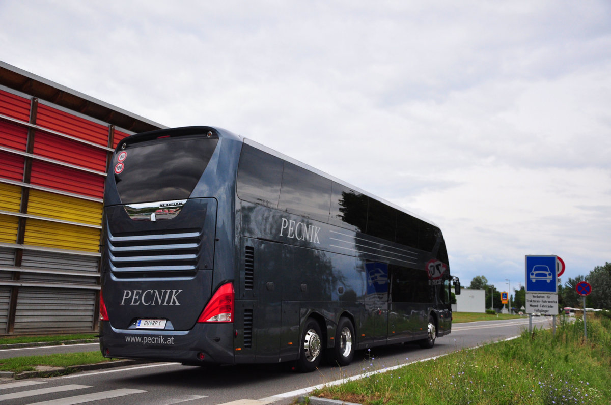 Neoplan Skyliner vom Autobusbetrieb Ludwig Pecnik aus �sterreich in Krems gesehen.