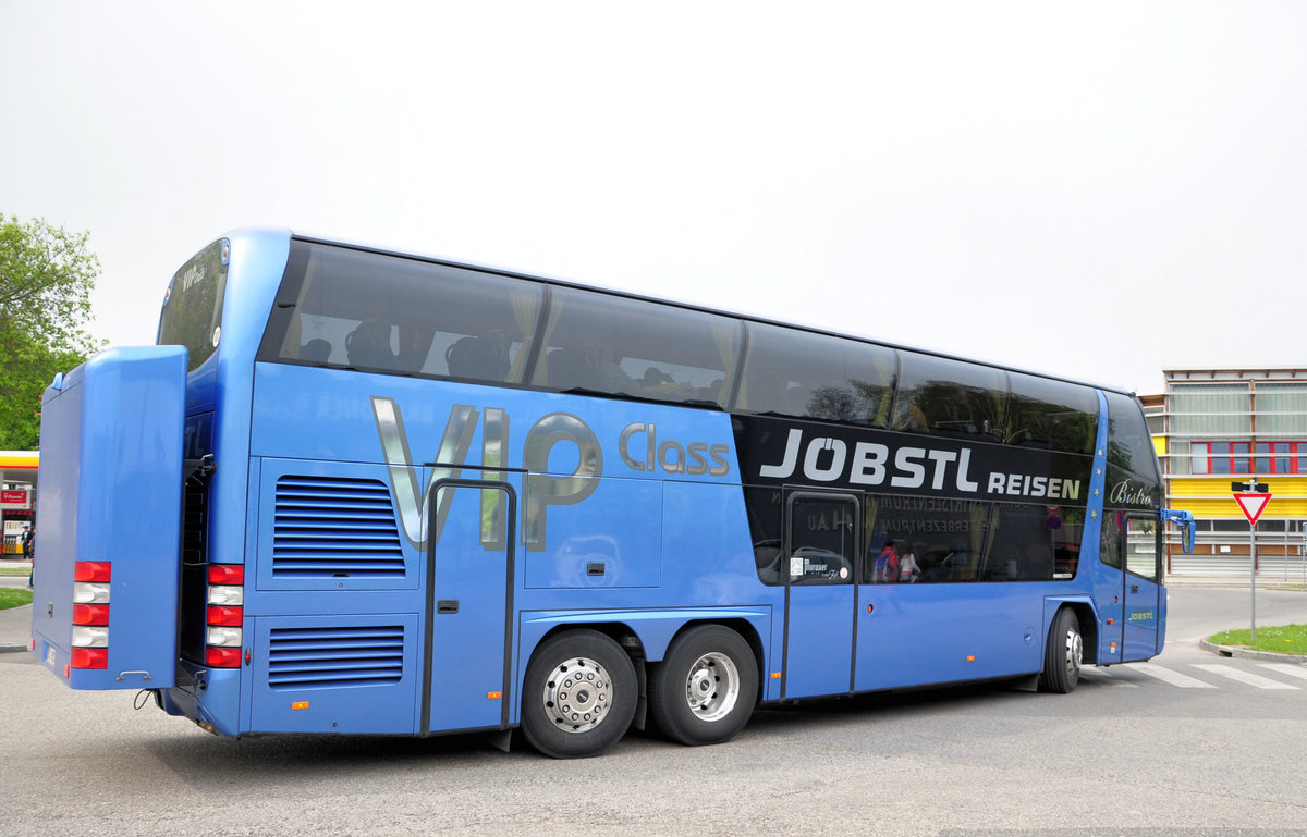 Neoplan Skyliner Bistro von J�bstl Reisen aus �sterreich in Krems gesehen.
