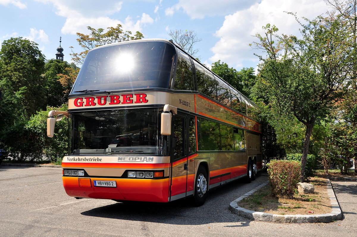 Neoplan Skyliner von Gruber Reisen aus �sterreich in Krems gesehen.