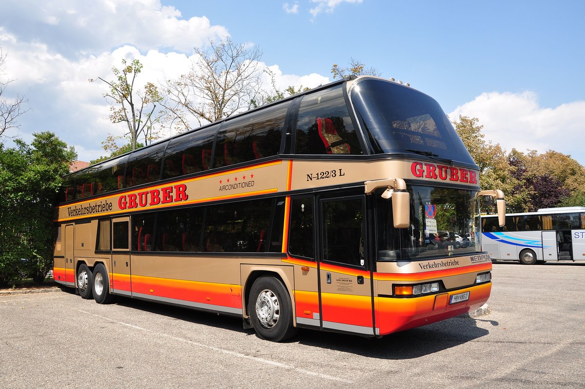 Neoplan Skyliner von Gruber Reisen aus �sterreich in Krems gesehen.
