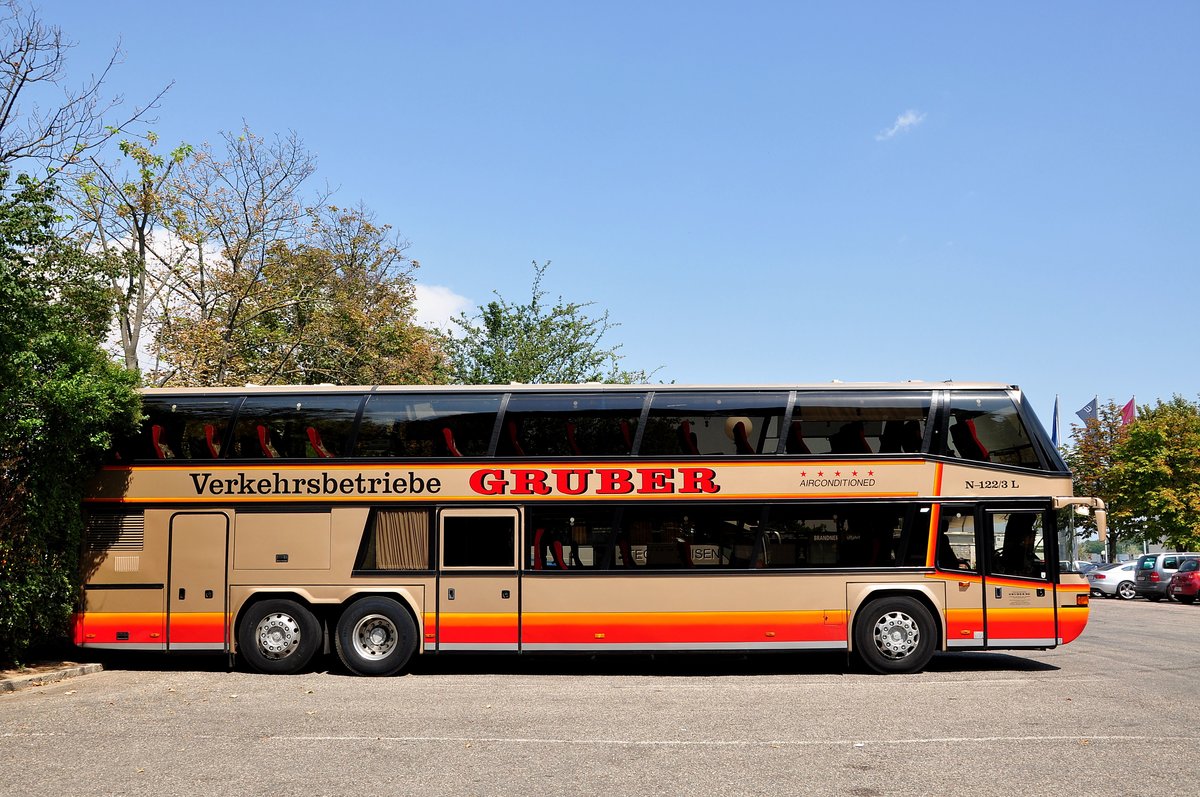 Neoplan Skyliner von Gruber Reisen aus �sterreich in Krems gesehen.