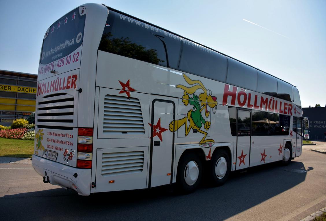 Neoplan Skyliner von H�llm�ller Reisen aus �sterreich im Mai 2018 in Krems.