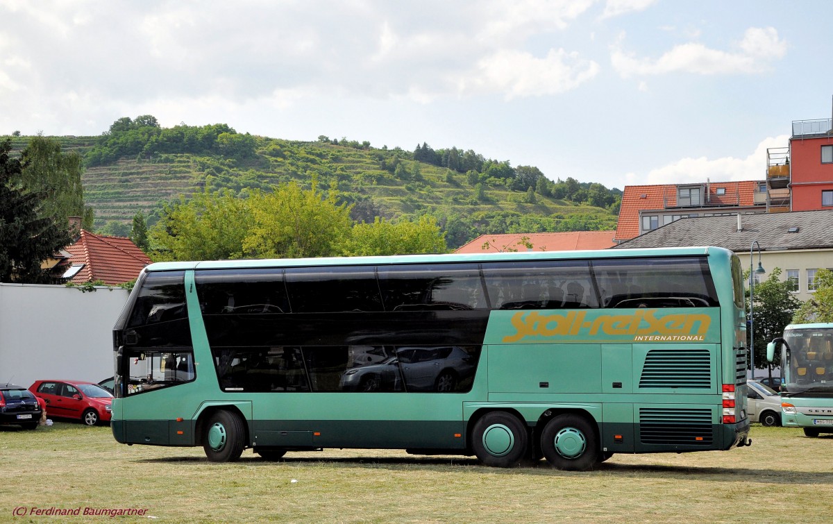 Neoplan Skyliner von STOLL Reisen/�sterreich kommt am 13.7.2013 in Krems an.