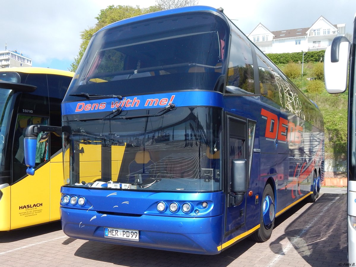 Neoplan Spaceliner von Dens aus Deutschland im Stadthafen Sassnitz.