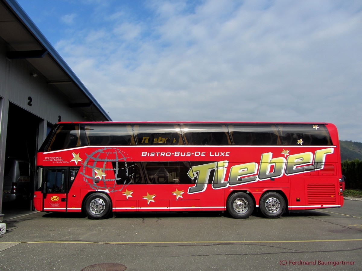 Neoplan Spaceliner von Tieber aus �sterreich am Firmensitz im Herbst 2013.