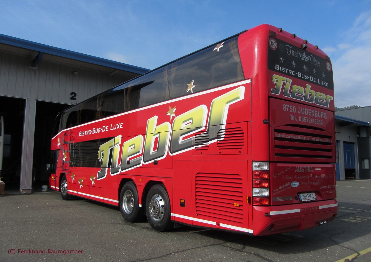 Neoplan Spaceliner von Tieber aus �sterreich am Firmensitz im Herbst 2013.