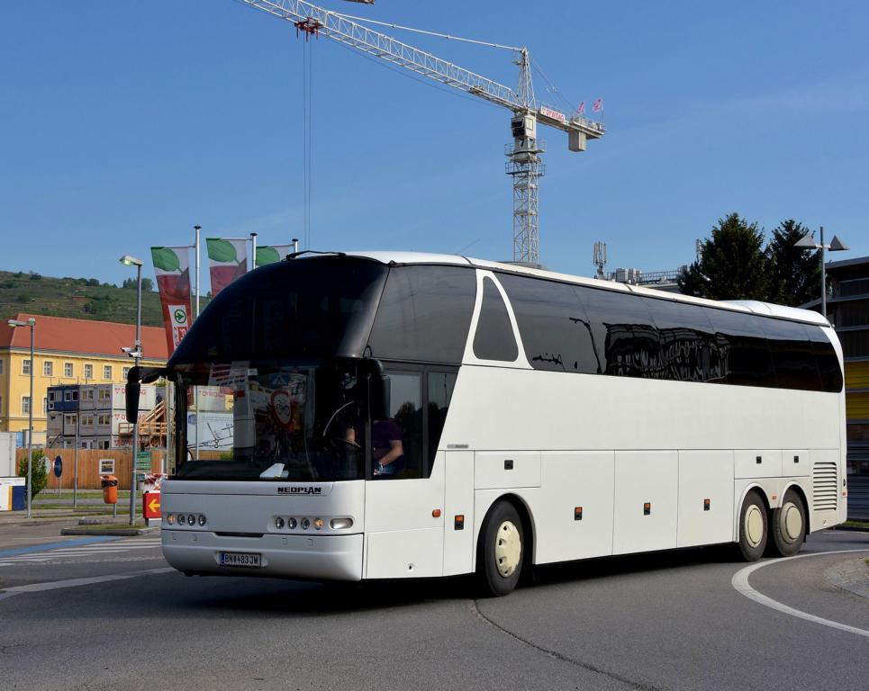 Neoplan Starliner aus Nieder�sterreich in Krems.