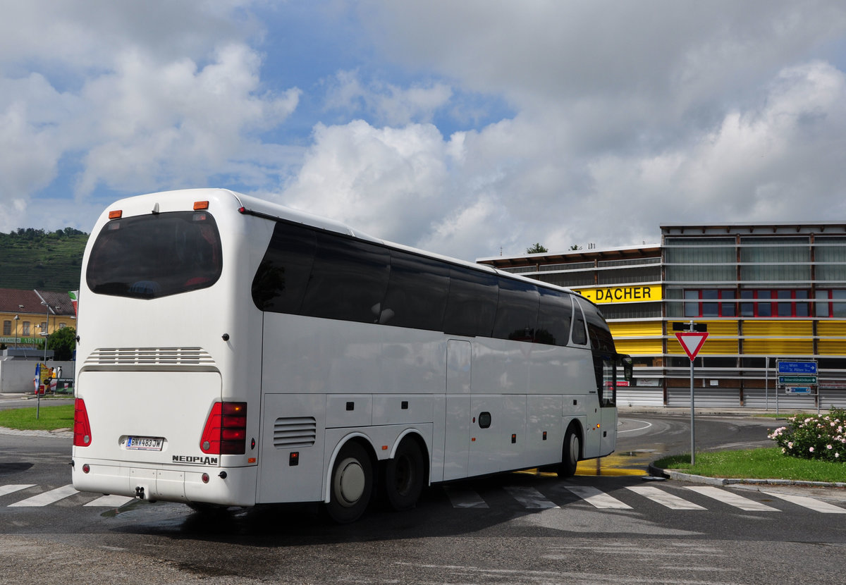 Neoplan Starliner aus �sterreich in Krems gesehen.