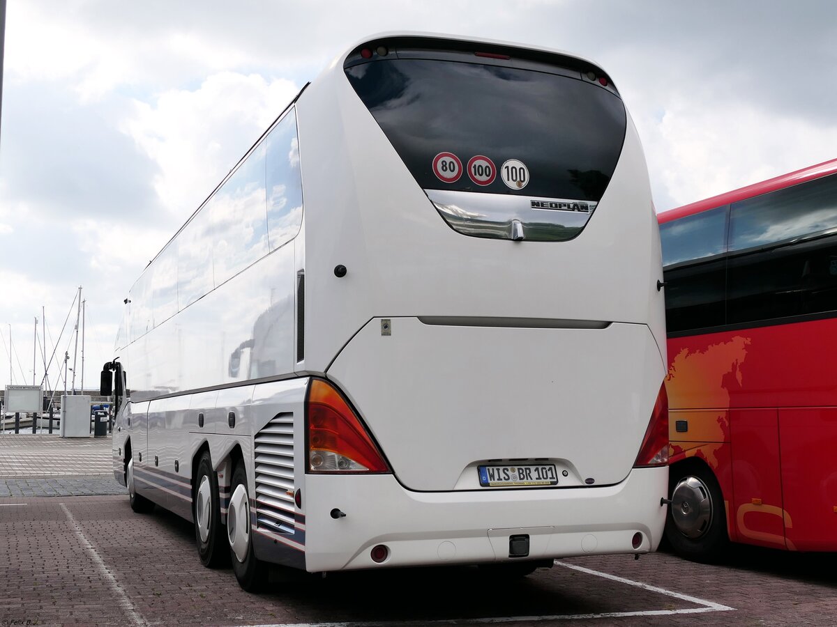 Neoplan Starliner von BusBetriebe Wismar aus Deutschland (ex Wiewel/D) im Stadthafen Sassnitz. 
