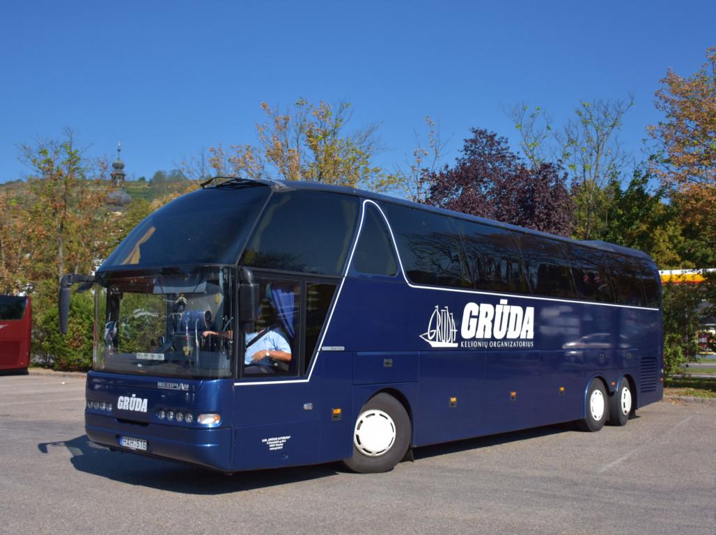 Neoplan Starliner von GR�DA Reisen aus Lt 2017 in Krems.