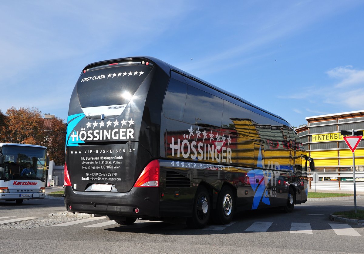 Neoplan Starliner von H�ssinger Reisen aus Nieder�sterreich in Krems gesehen.