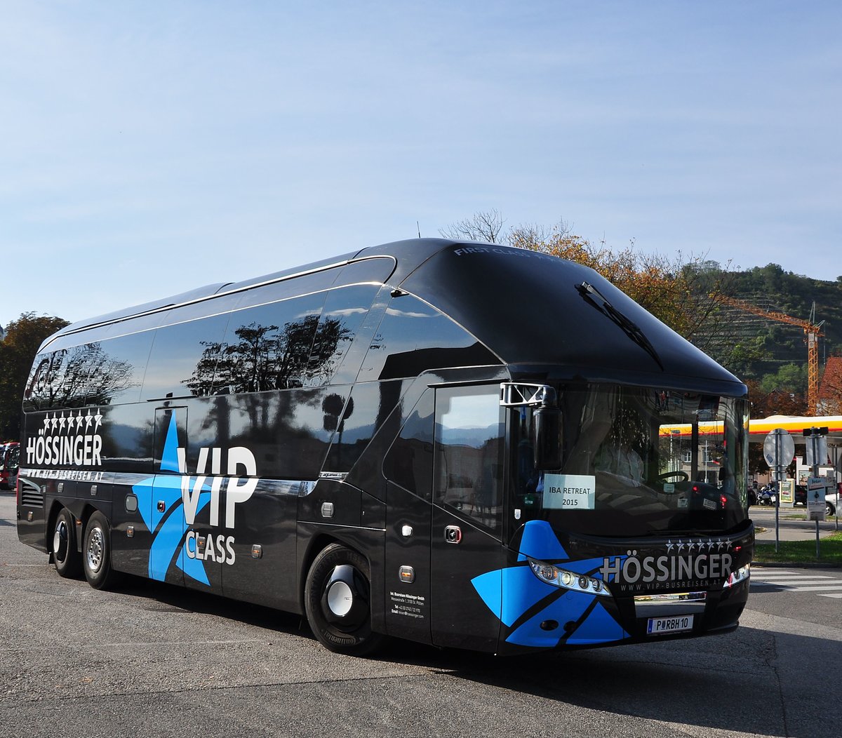 Neoplan Starliner von H�ssinger Reisen aus Nieder�sterreich in Krems gesehen.