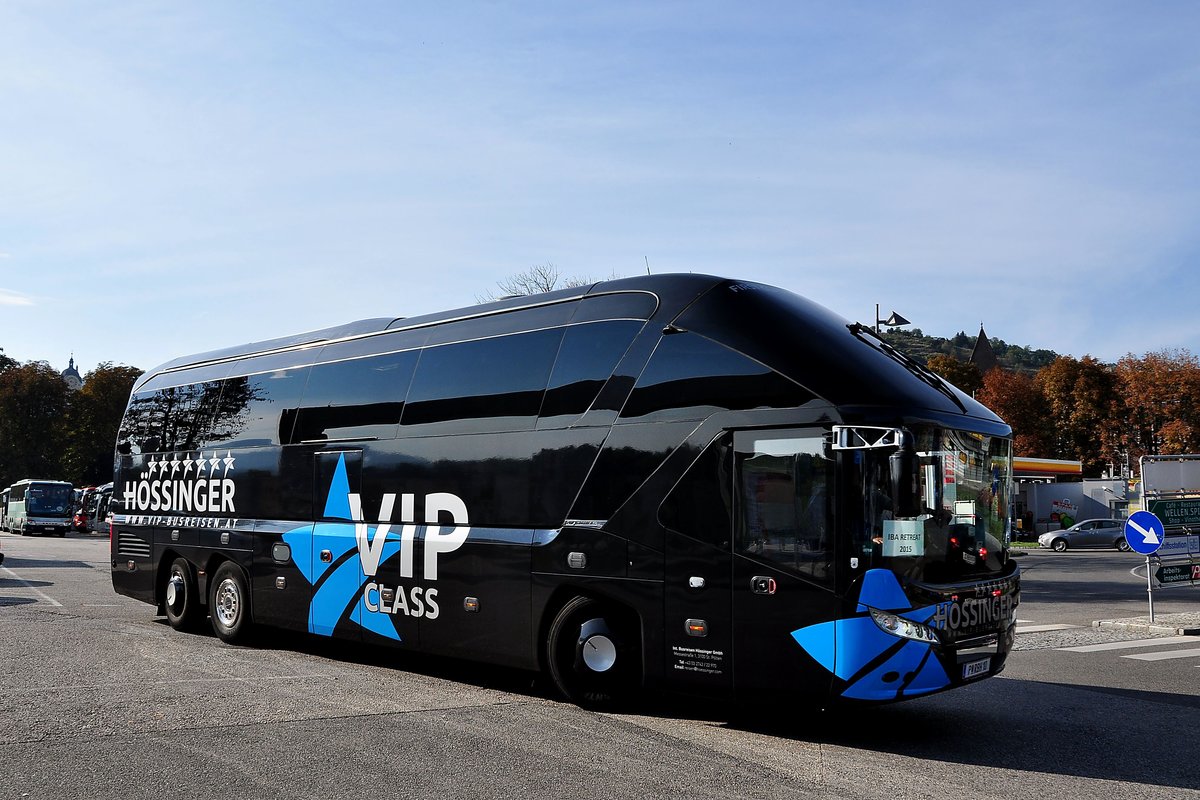 Neoplan Starliner von H�ssinger Reisen aus Nieder�sterreich in Krems gesehen.
