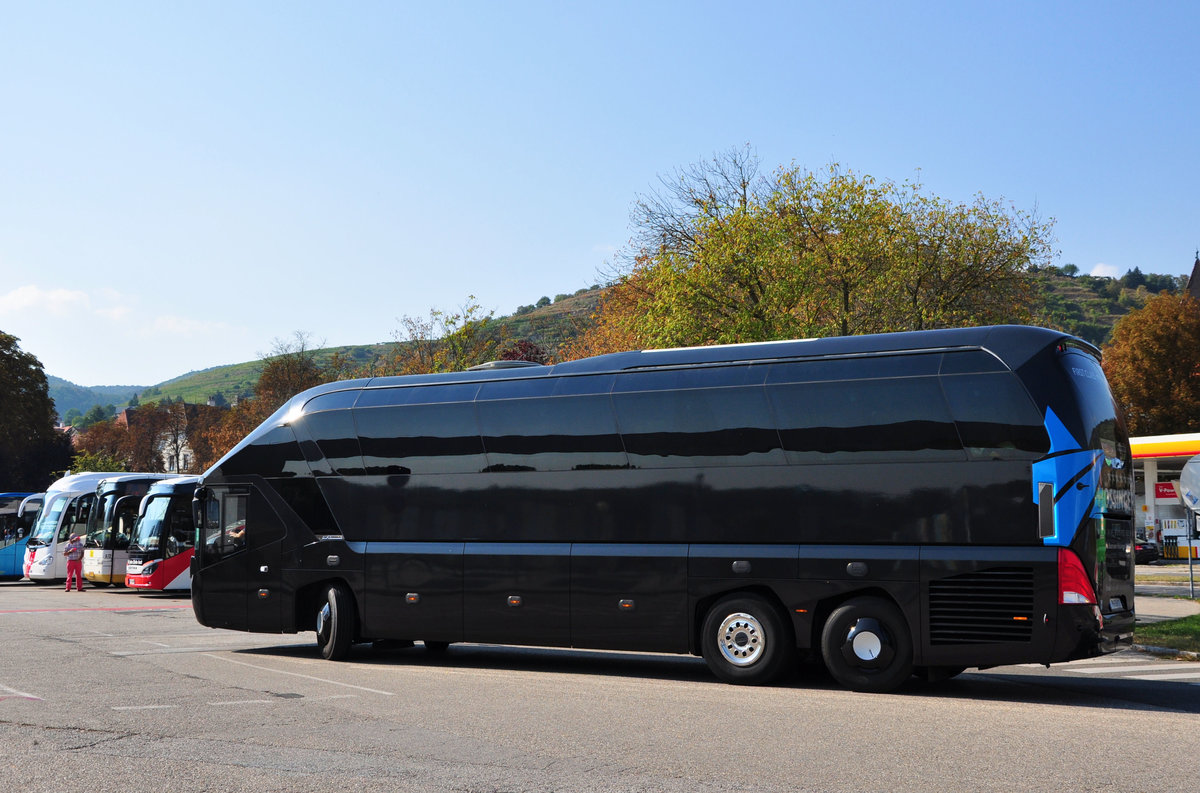 Neoplan Starliner von H�SSINGER Reisen aus �sterreich in Krems.