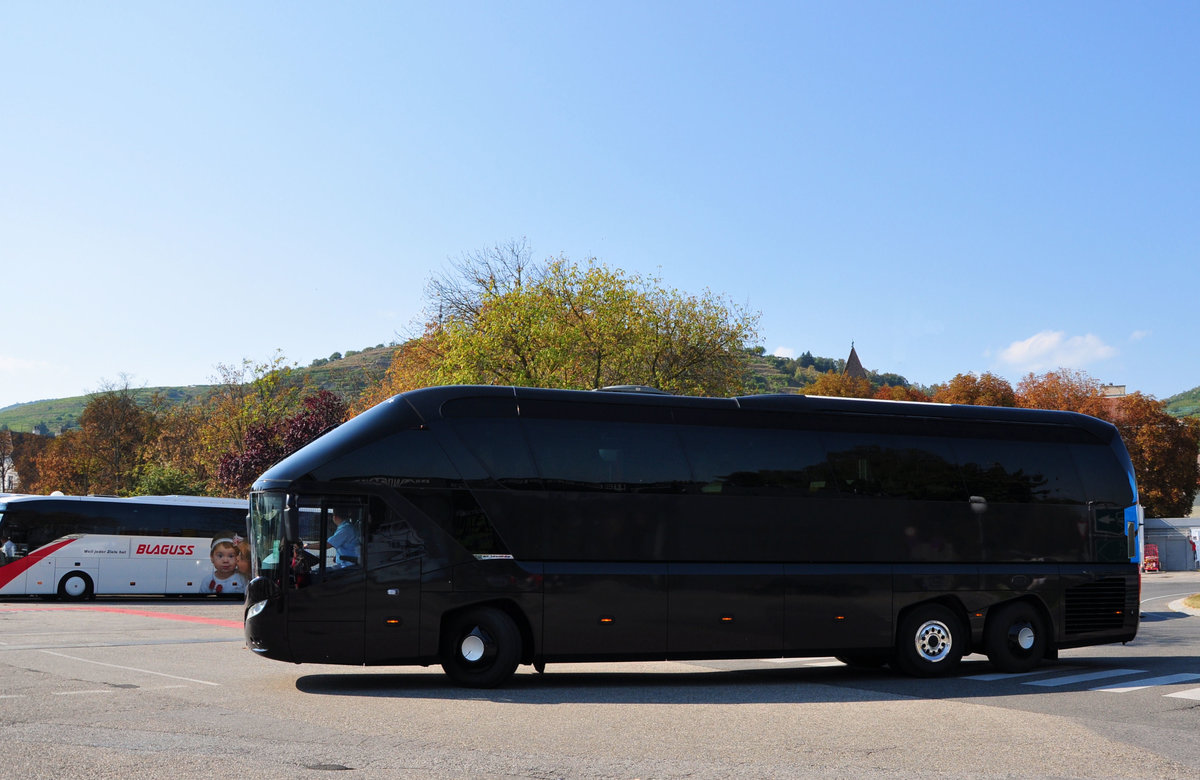 Neoplan Starliner von H�SSINGER Reisen aus �sterreich in Krems.