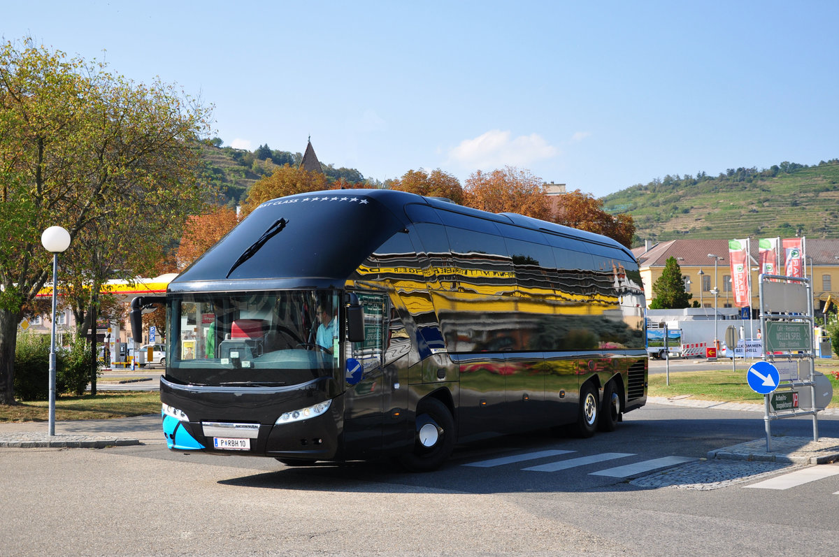 Neoplan Starliner von H�SSINGER Reisen aus �sterreich in Krems.