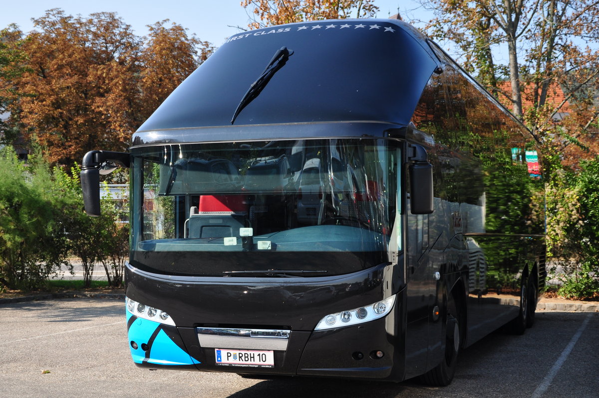 Neoplan Starliner von H�SSINGER Reisen aus �sterreich in Krems.