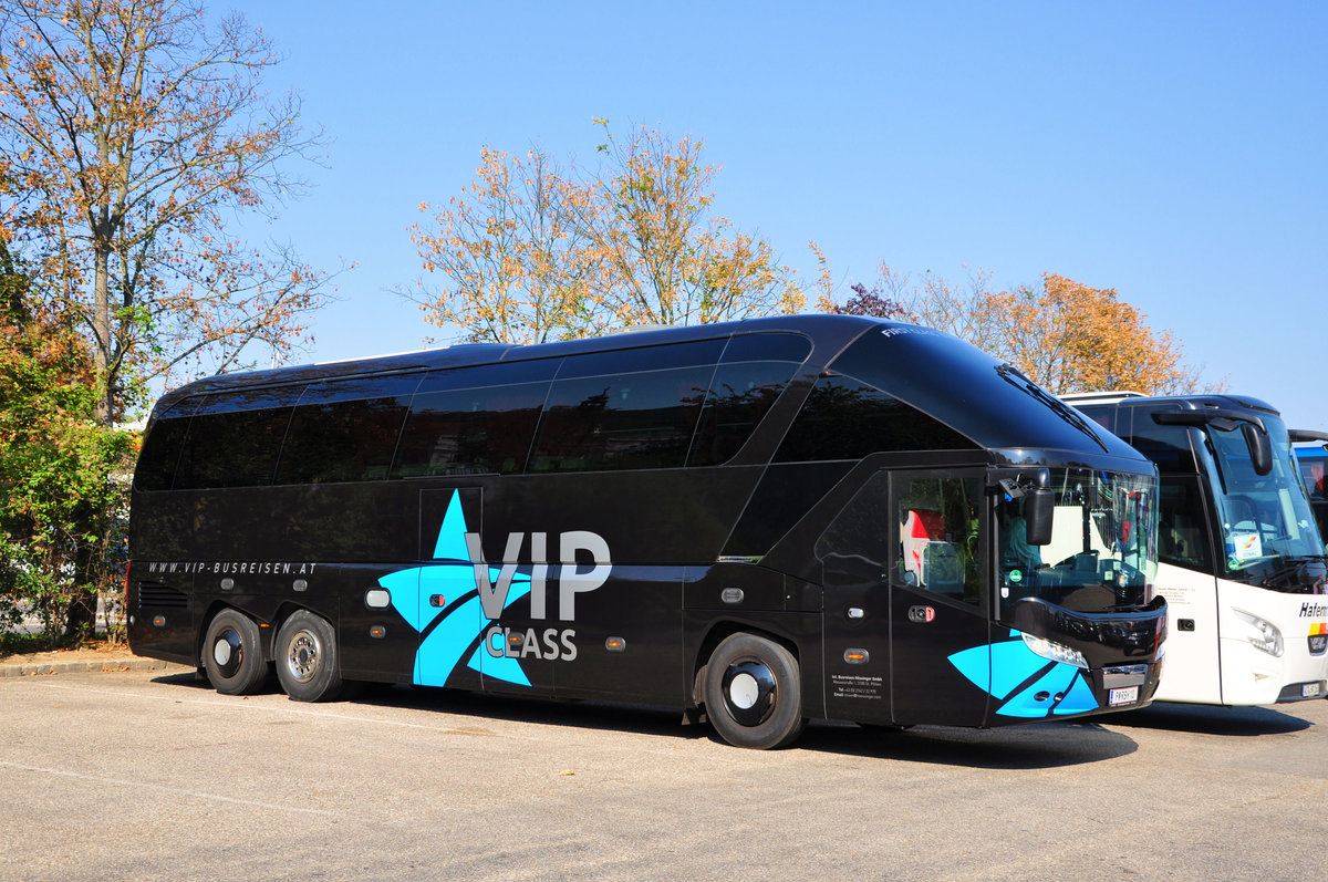 Neoplan Starliner von H�SSINGER Reisen aus �sterreich in Krems.