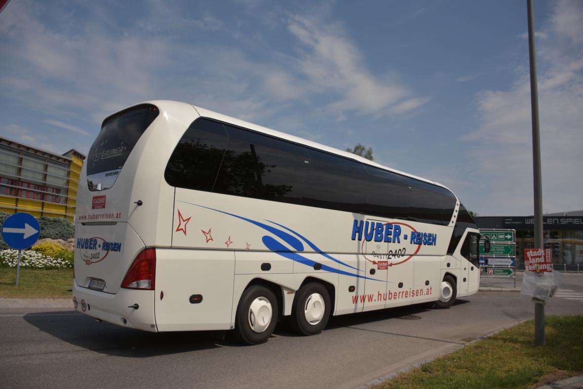 Neoplan Starliner von HUBER Reisen aus �sterreich im Mai 2018 in Krems.
