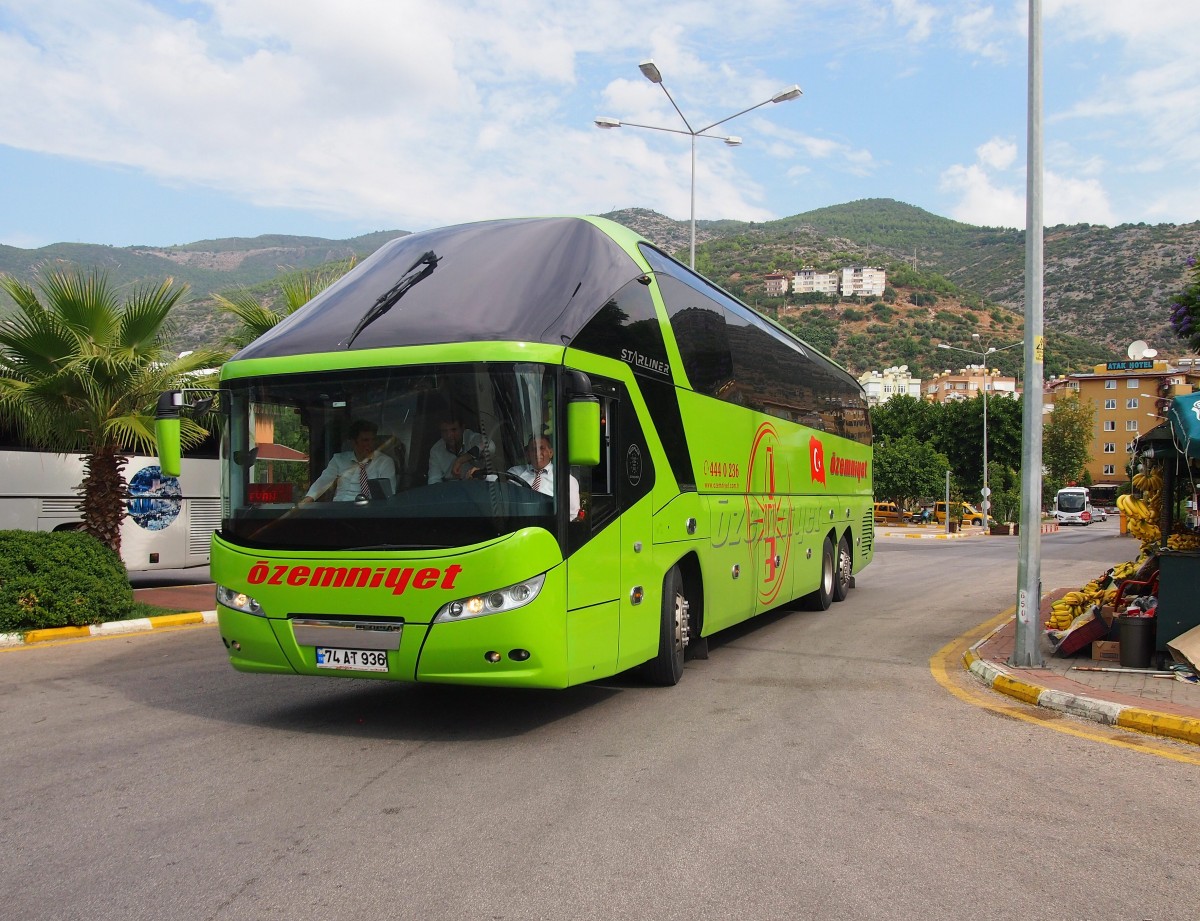 Neoplan Starliner II �zemniyet in Busbahnhof Alanya / T�rkei am 19.09.3014.