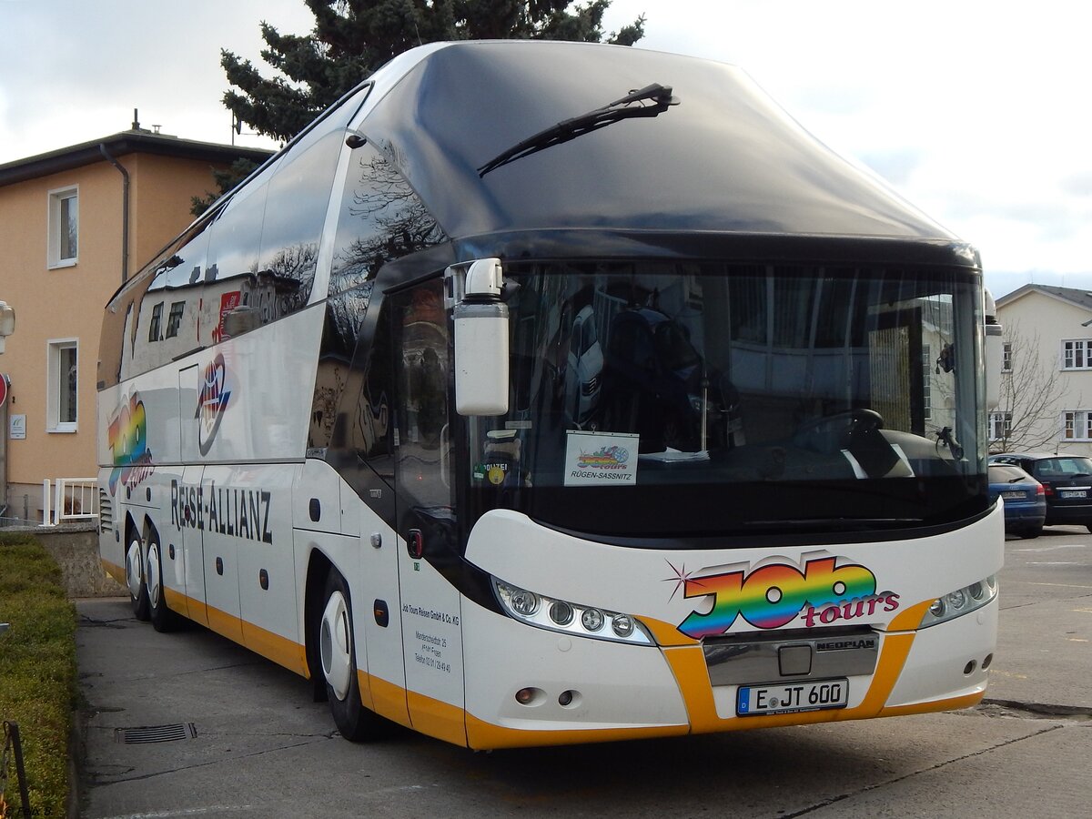 Neoplan Starliner von JobTours aus Deutschland in Sassnitz.