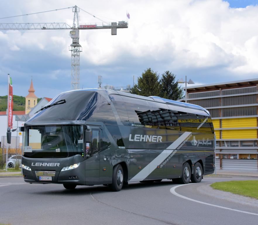Neoplan Starliner von LEHNER Reisen aus Ober�sterreich in Krems. 