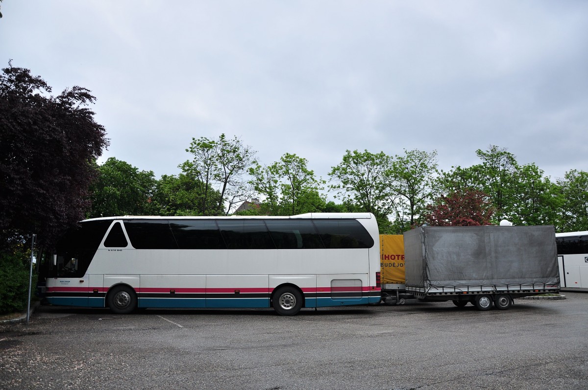 Neoplan Starliner mit Radh�nger aus der CZ im Mai 2014 in Krems.