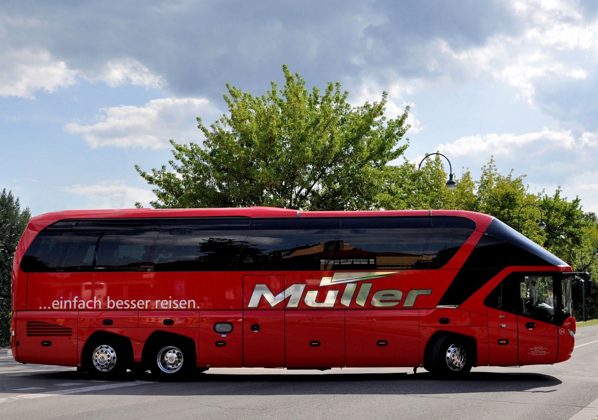 NEOPLAN STARLINER von M�LLER Reisen / BRD am 13.7.2013 in Krems an der Donau gesehen.