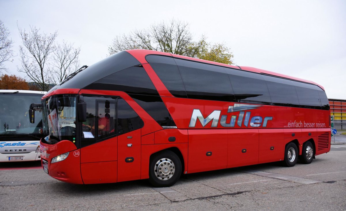 Neoplan Starliner von M�ller Reisen 09/2018 in Krems.